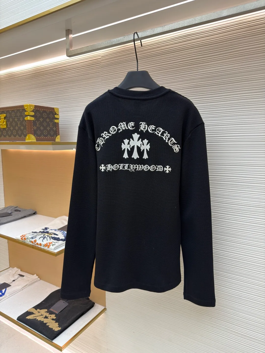 Chrome Hearts waffle embroidered long-sleeved T-shirt ●Item number: 1681979-A75 ●Material: cotton fabric ●Technology: embroidery production ●Color: black ●Version: loose fit ●Weight: about 490 grams ●Size: S-M-L-XL ●Description: The fabric is made of 32-count knitted waffle 100% cotton 460g fabric, matching 1x1 thread, embroidery using Behringer embroidery machine, tatami 10,000-needle embroidery, and the debugging needles are flawless. The collar leather label is made of imported lambskin, and the mold is used for embossing. The collar buttons are custom-made with 925 engraving base plated double-eye buttons, and the specific three labels are washed. The overall wiring is straight and delicate, the fabric is comfortable and soft, and the color is consistent without color difference. It can be matched with the same style to create a fashionable look and control various occasions. Customized accessories, complete with three standards, same style for men and women!
